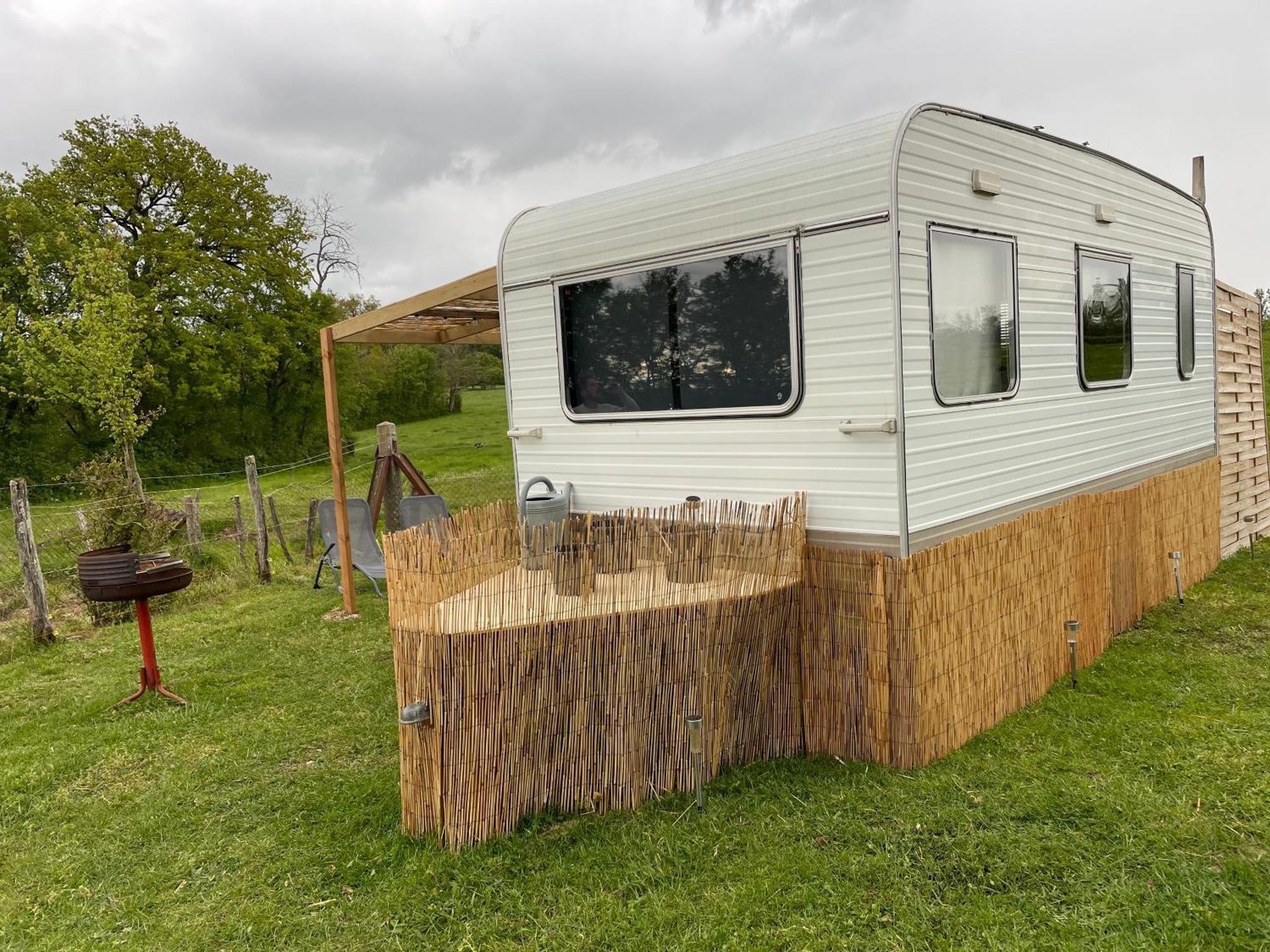 Caravane A La Nuitee Hotel Saint-Parize-le-Chatel Exterior photo
